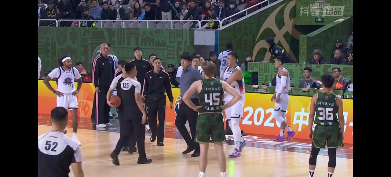 这一波站邱彪指导
这赛季山东高速成绩不理想，场面也不理想，很多高速球迷喊出了主教