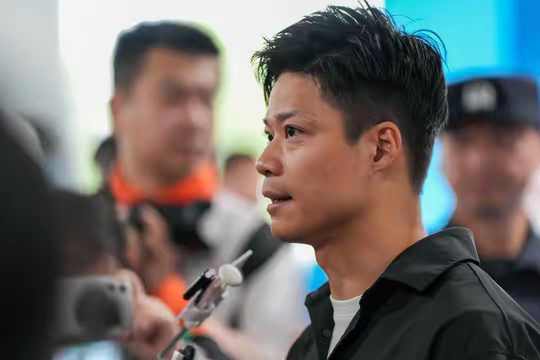 苏炳添现身残特奥会现场，为获奖运动员颁奖。 