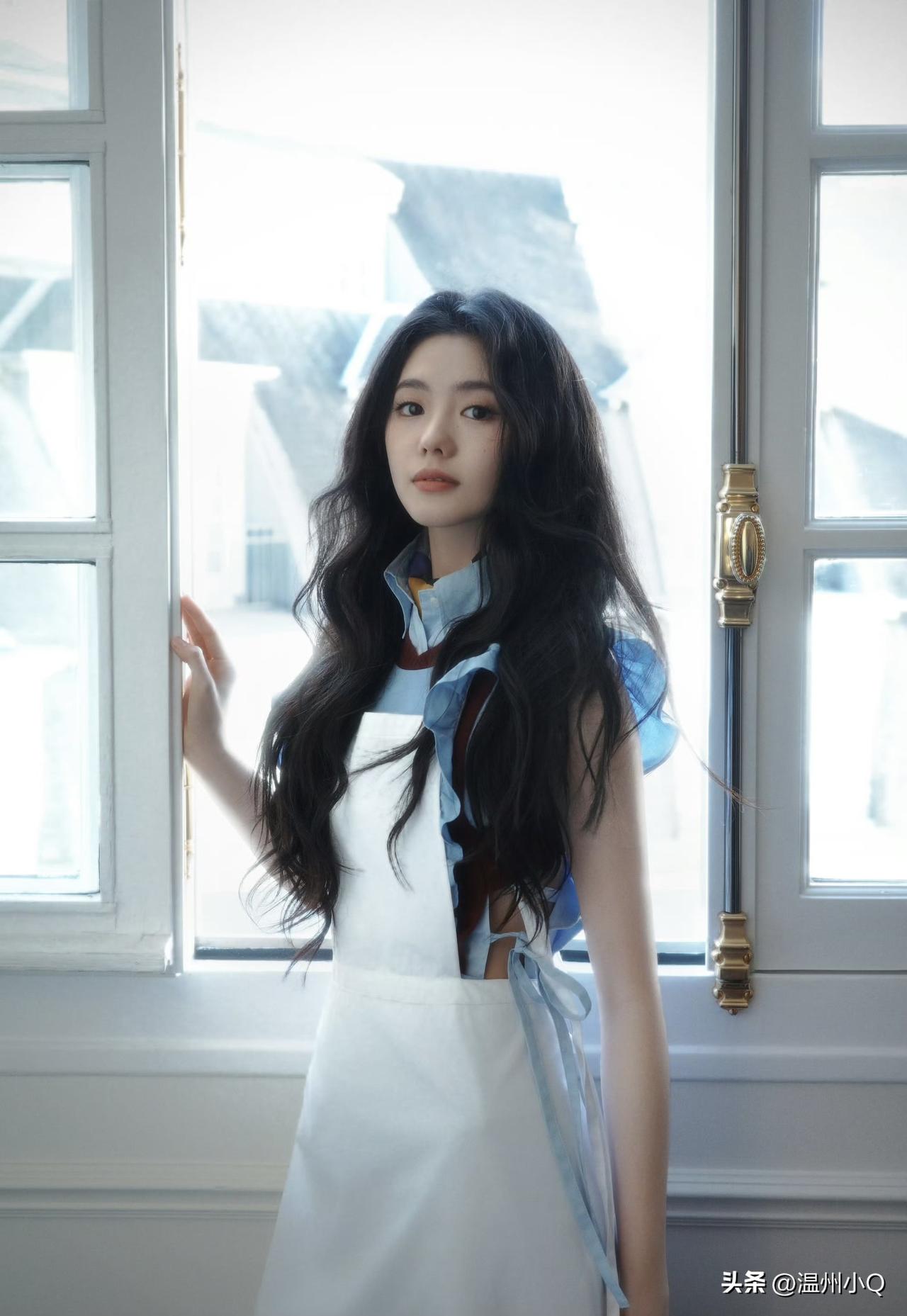 刘浩存穿得是其代言品牌当季新款，看着还挺像女仆装的。