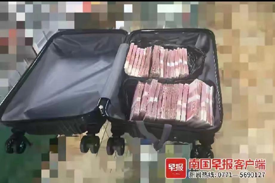 28万现金上车前被民警拦下：背后的故事与思考

在这个看似平常却又充满故事性的事