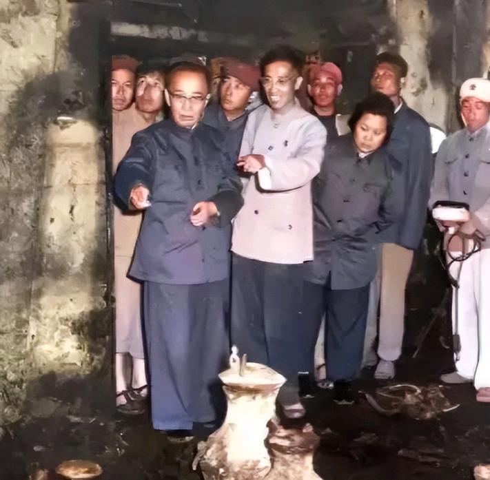 1956年，在郭沫若、吴晗的强烈要求下，国家同意了挖掘万历皇帝的陵墓，在打开棺材