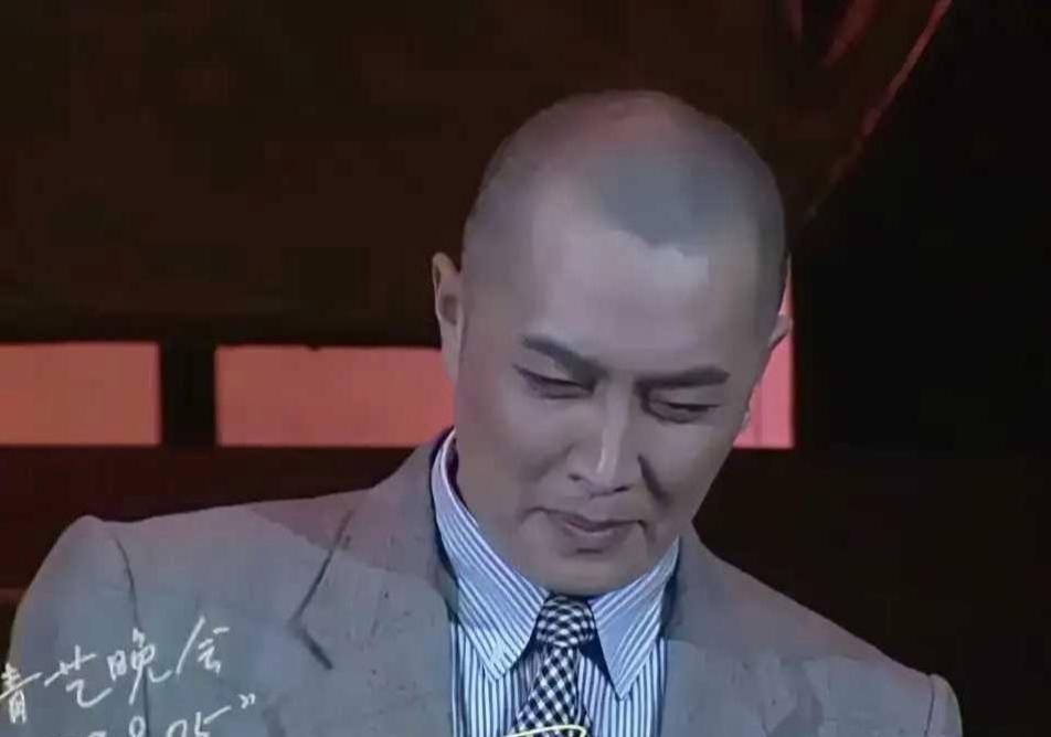 今天在片场看到一个画面。
72岁的唐国强老师，俯身在一个年轻演员身边。
手把手地