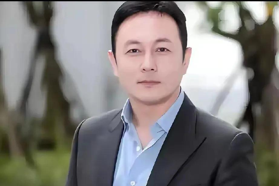 他曾是荧幕上深情款款的情歌王子、梁山伯，却遭6婚妻子骗得倾家荡产，6个孩子无一亲
