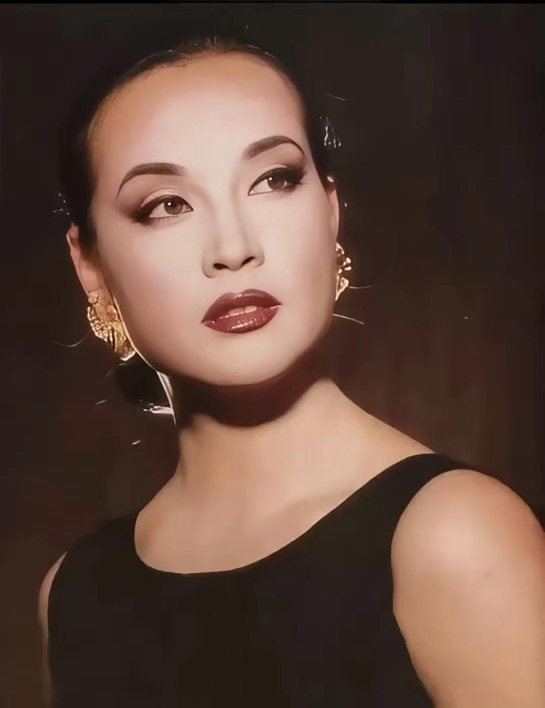 难怪刘晓庆能把武则天演的那么经典，那么霸气，无人能敌的！看看人家刘晓庆年轻的时候