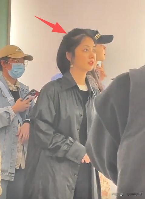 乌镇偶遇谭松韵，头顶一条粗缝很明显，眉毛稀碎，脸挺圆。
 
自从《向往的生活8》