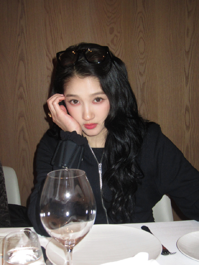 关晓彤关晓彤allblack穿搭关晓彤厚黑穿搭 一身黑自带沉稳力量感，轮廓分明超