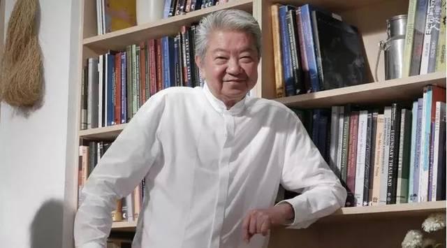 “蔡澜！你又熬夜看电影？再这样熬下去，身子都要垮了！”

室友揉着惺忪的睡眼，指