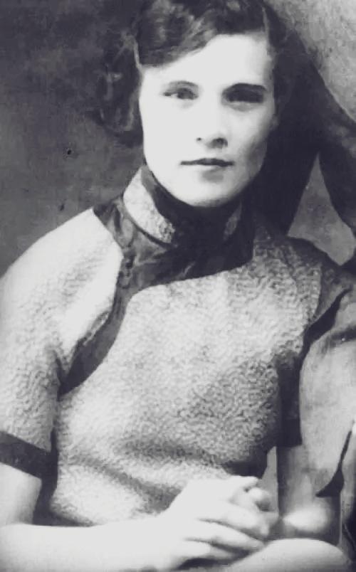 1939年，蒋经国的妻子蒋方良正在屋内行走。突然，她脱光自己的衣服，从楼上跑到楼