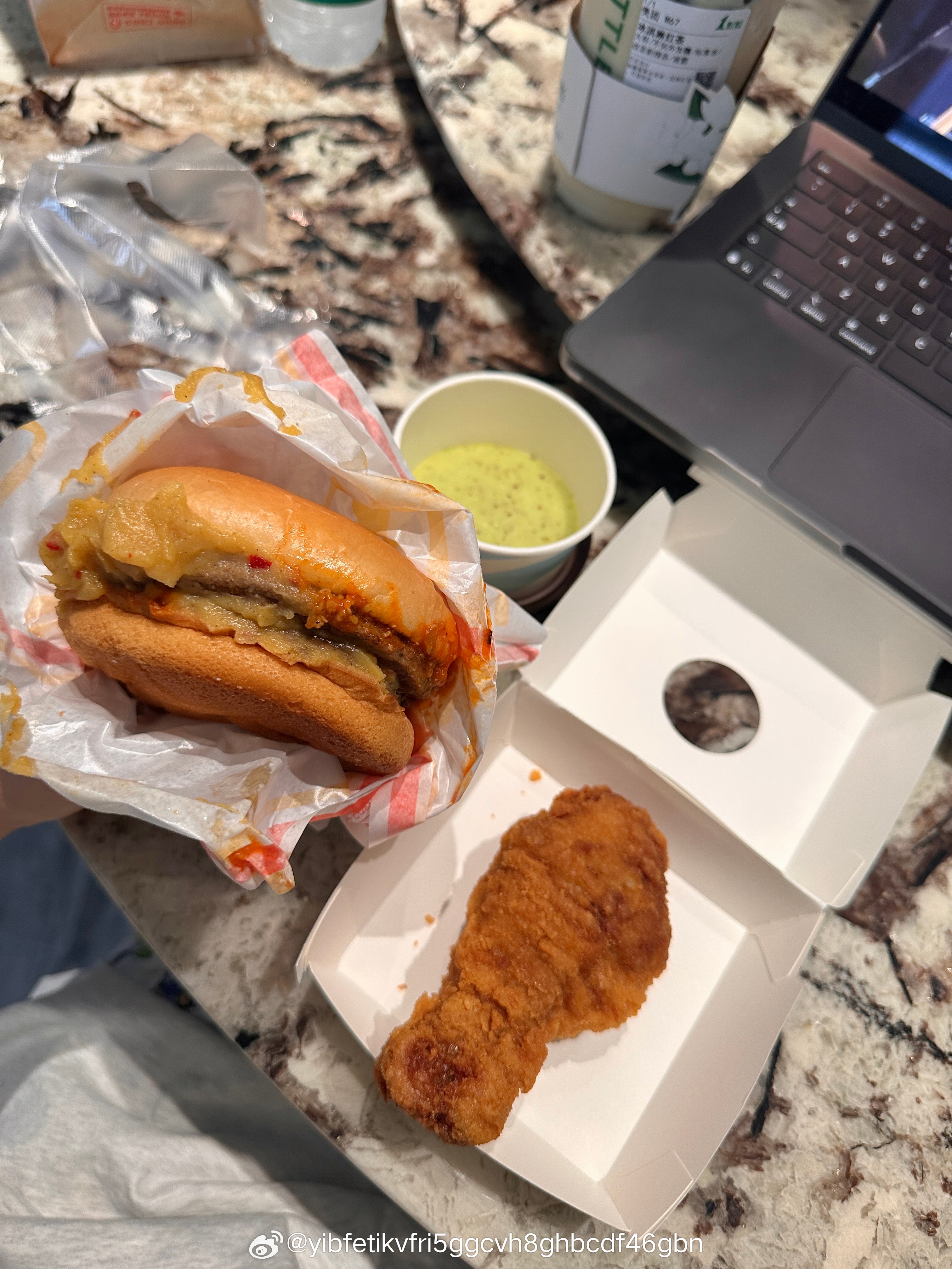 我爸还是很潮流的哈哈哈哈哈哈我点了厚薯泥培根汉堡，还点了个大鸡腿！因为我特别想尝