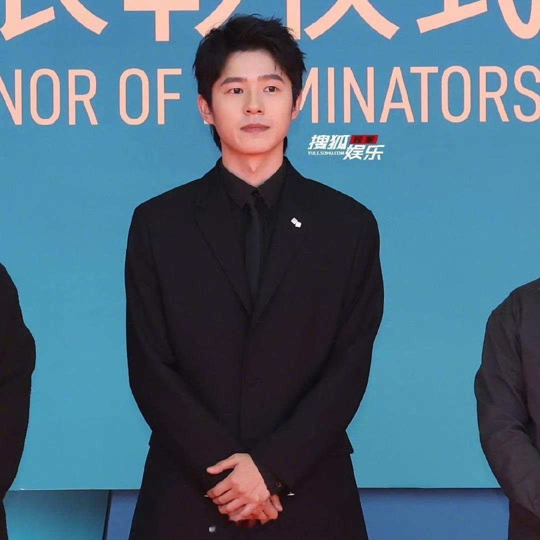 金鸡影帝提名男演员到场：黄晓明、大鹏、易烊千玺、刘昊然 