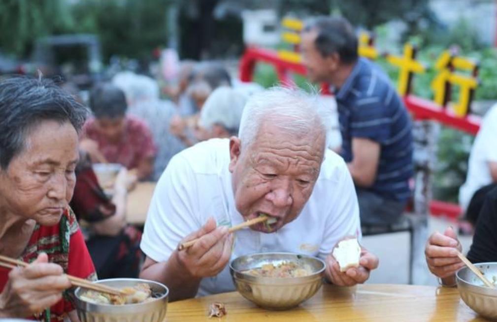 胃病最怕的晚餐！医生调查发现：胃不好的人，晚餐不要吃这5样
 
很多人以为晚餐吃