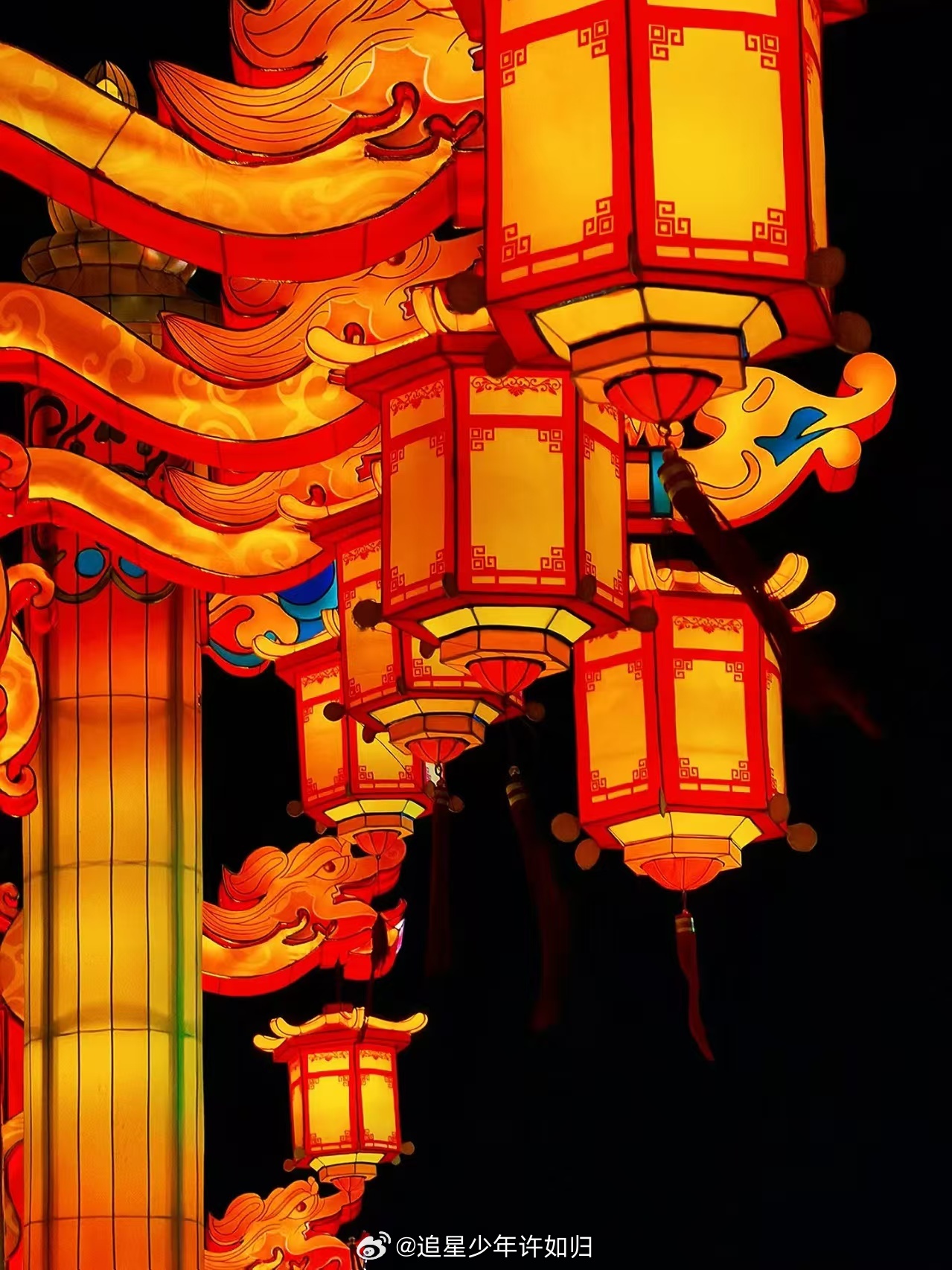 穿越千年看北宋元宵节当北宋元宵节被电力点亮一盏古灯，穿越千年。电力赋能罗帛灯、走