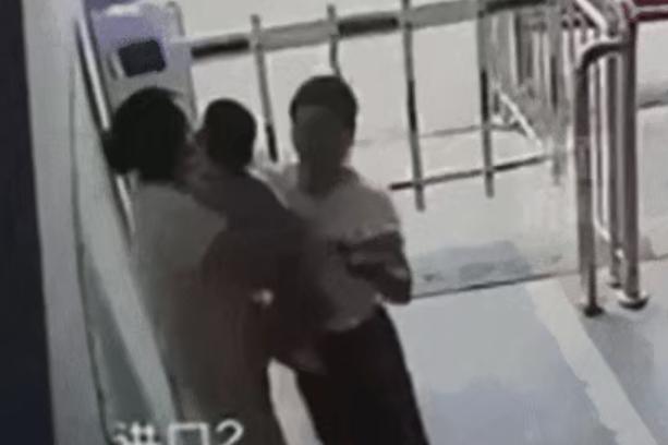 人与人之间的界限感，有时比“热情“更重要。

近日，湖南某小区发生的一则事件，为