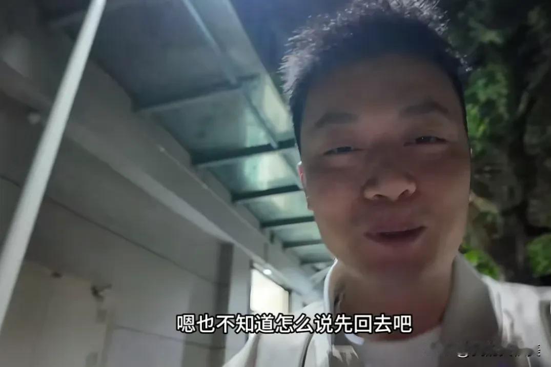 秋天爸爸这次囧大了，相亲银行美女，聊了半天，
人家连个微信都没有让加，
然后就灰