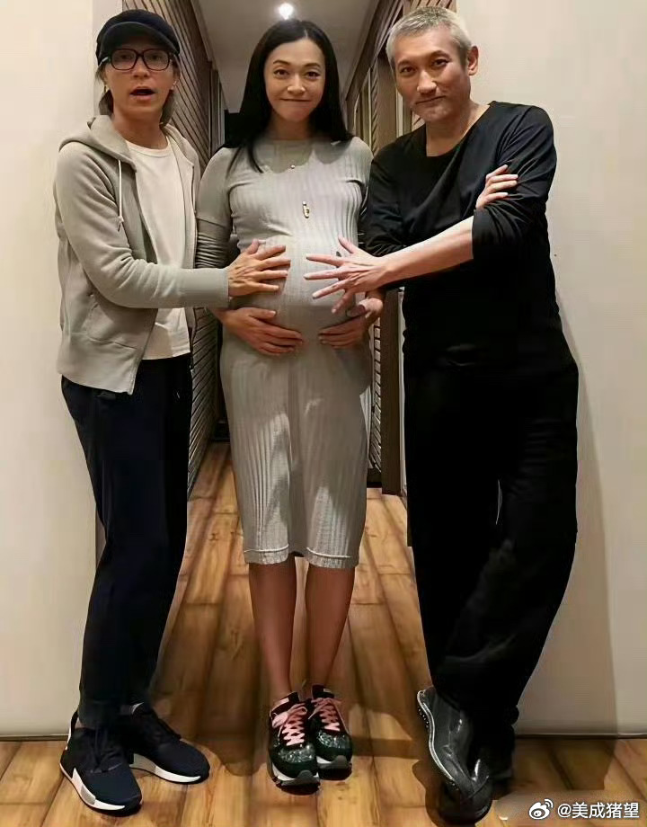 怀孕时的姚晨与周星驰、徐克导演的一张留影。 