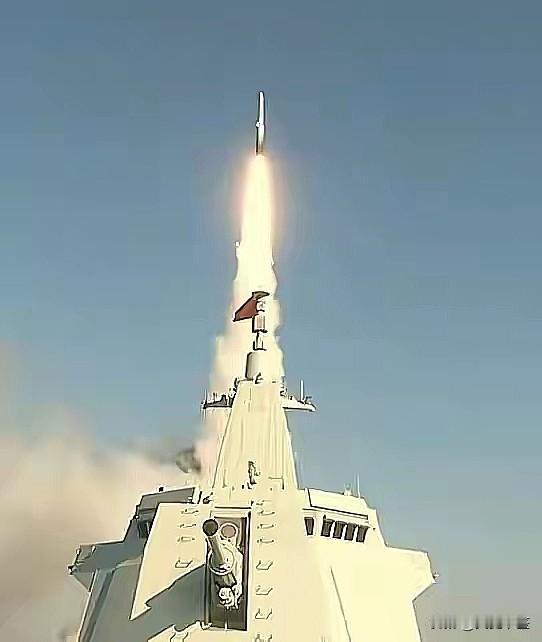 中国军号官宣重磅画面，055大驱无锡舰昼夜连射鹰击20超高音速导弹，全程看得人热