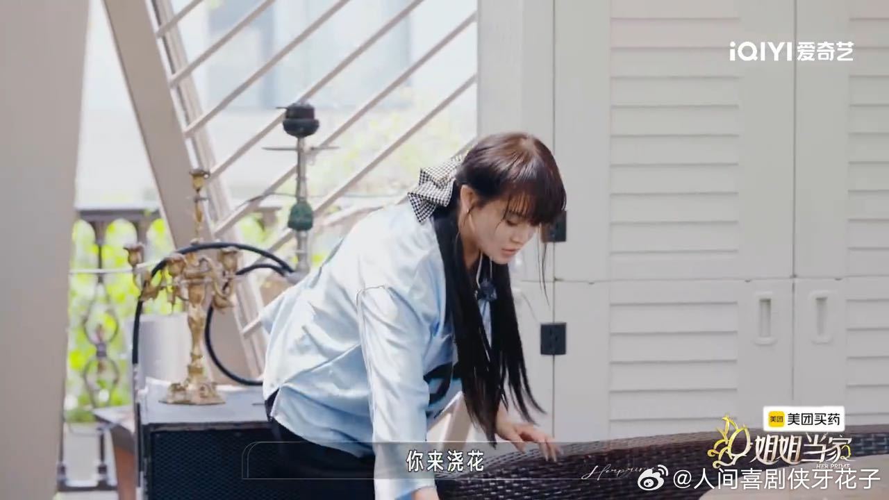 邹市明说冉莹颖负责貌美如花就行冉莹颖邹市明收拾院子这段 冉莹颖说冲地他抢着上工具