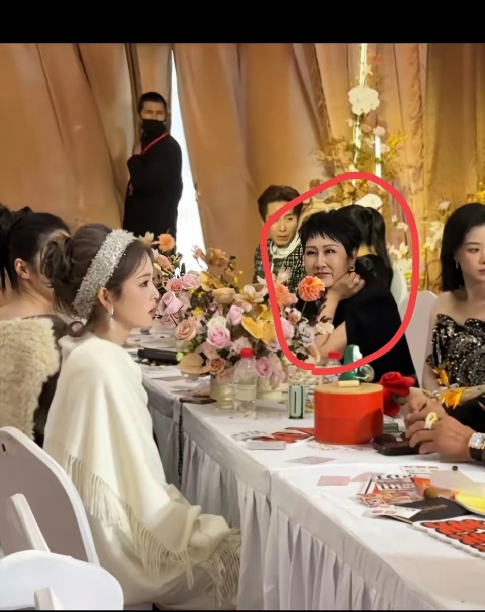 白鹿都快不好意思了吧张凯丽老师直勾勾的盯着她看像看一件稀世珍宝一样，眼里全是欣赏