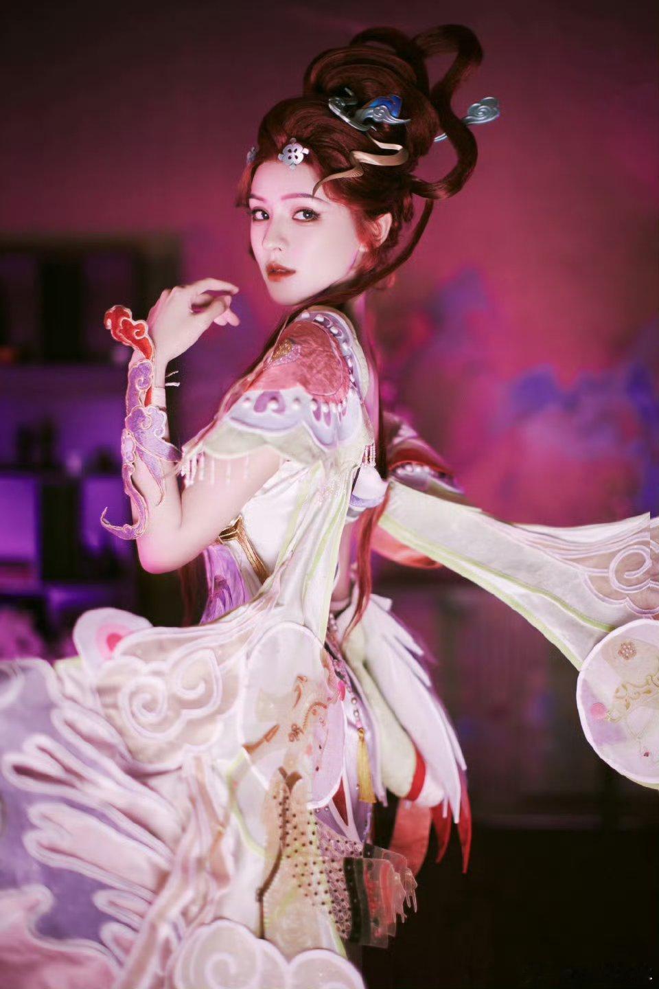 #张予曦cos芈月#张予曦请了一顿，cos那么好看还吊威亚了，就是这个特写美[憧