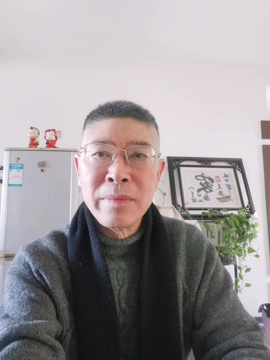 老郑出视频时随手拍了张照片，扔进豆包问是谁。
豆包一开始没认出来，还猜是电影演员