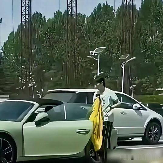 王曼昱被路人拍到的这一幕，看完心里酸酸的。没有商务车，没有助理前呼后拥。一辆普通