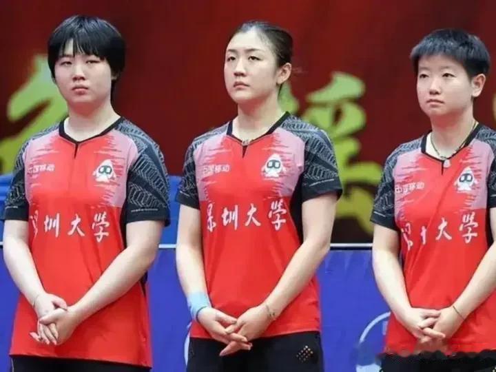 和陈梦、孙颖莎两个大师姐站在一起后，蒯曼完全占据了气场强大的优势，三个人中身高最