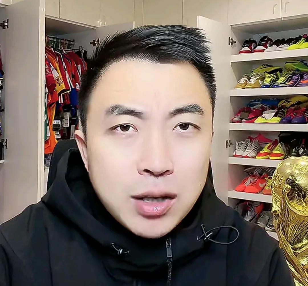 媒体人袁甲透露，意甲联赛大龄球员多，其实是因为某个上不了台面的原因。
袁甲在直播