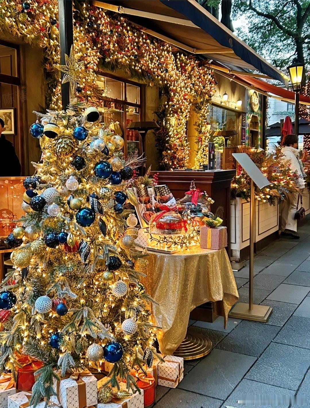 十二月的上海到处是奇迹上海又到了一年中最幸福的时刻  就说还是我们大上海会玩，冬