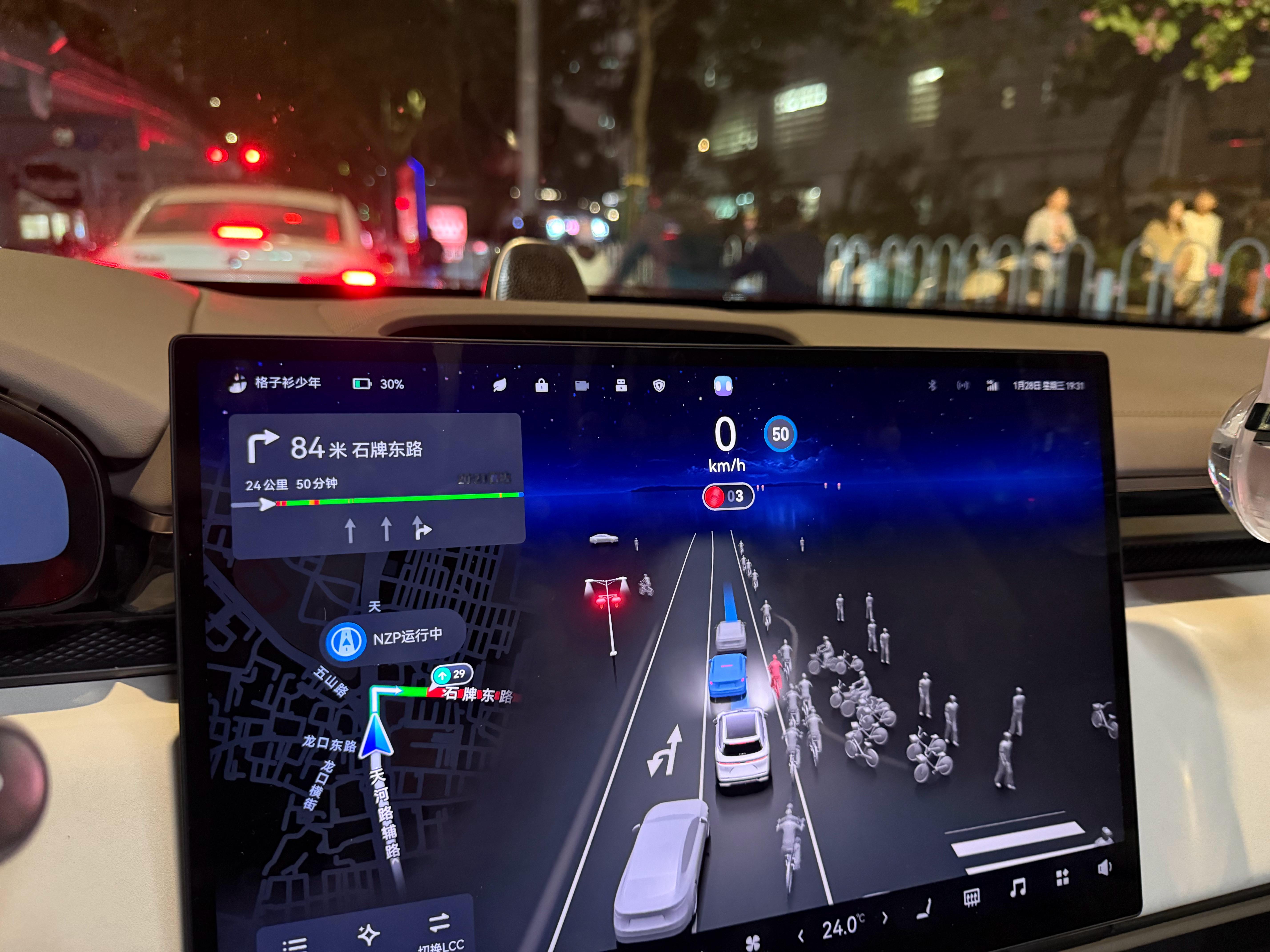 这车辅助驾驶的红绿灯感知，大概是头部 24 年底、25 年初的水准，复杂路口「依