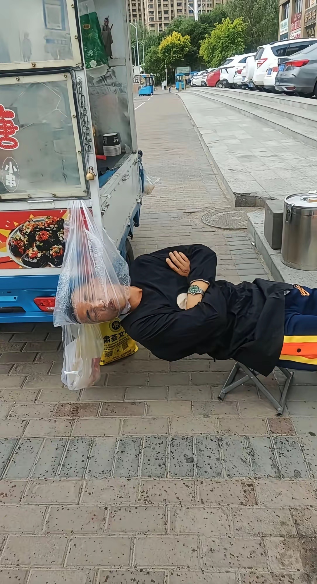 真是太有才了，一根小凳子一个塑料袋就把床替代了！ 