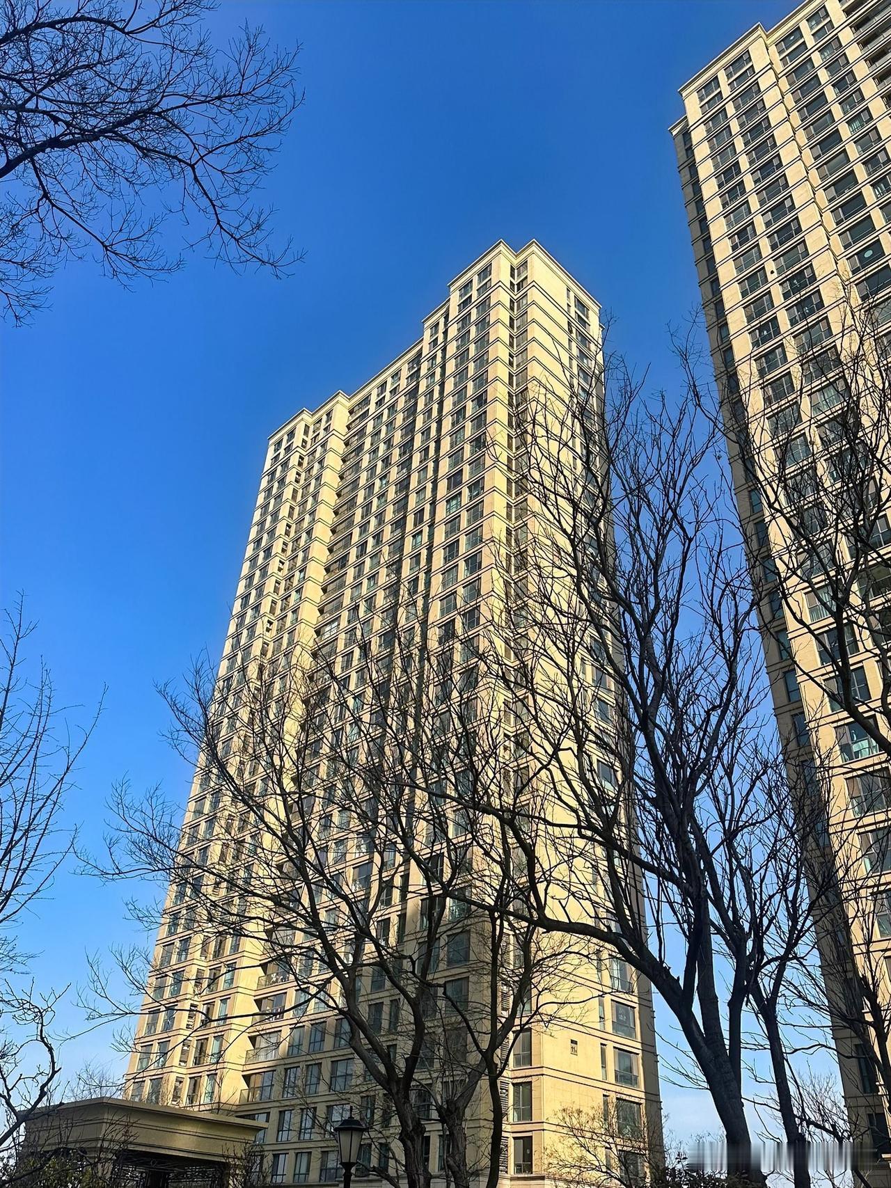 最近有很多客户在网上看到济南新房价格小幅上涨、二手房价格持续走低的报道，然后就问