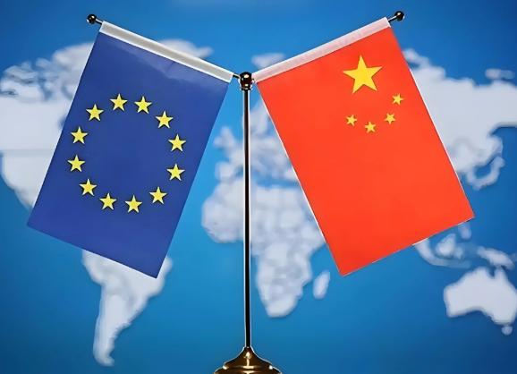 铁了心要灭掉中国？一股可怕力量到来了！以前大家总觉得美国是打压中国最凶的，动不动