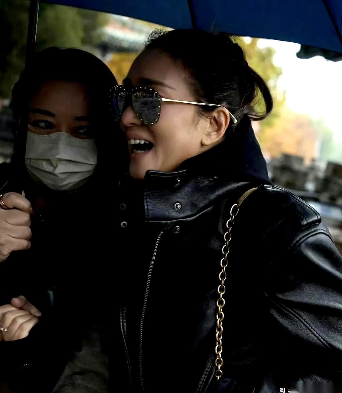 说巩俐快60了，我真想揪着那人领子问他：你管这叫60？
这哪是老了，这分明是进化