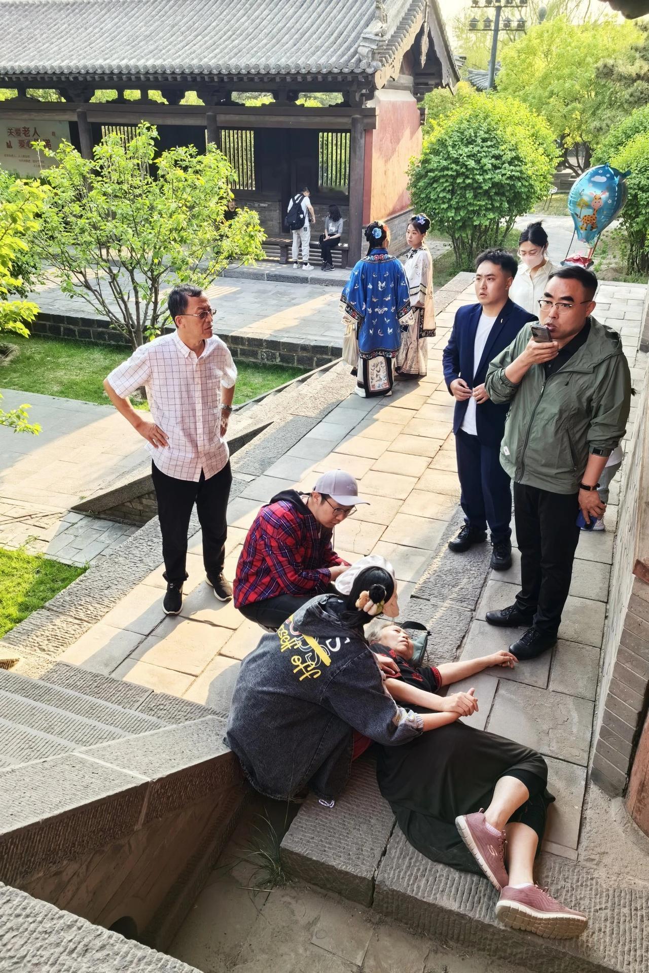 五月三日下午，大同善化寺景区，一位老年游客不慎踩空台阶，重重摔倒在地，动弹不得。