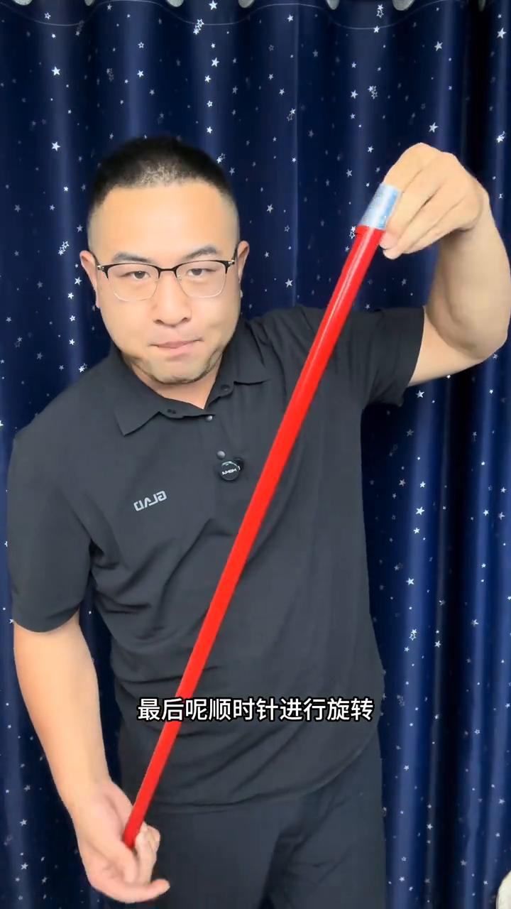 教你丝巾变棍子，今天终于破解了。
这个丝巾变棍子终于破解了。舞台上美女用一条丝巾