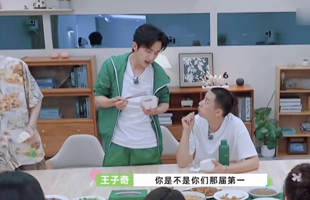 张新成太低调了，在一档综艺节目中，王子奇问张新成是不是那届第一，张新成谦虚，王玉