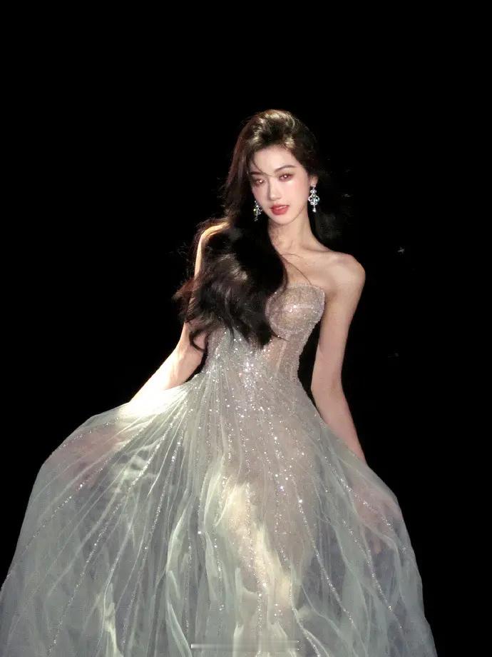 摄影师🧣更新乐乐言美照！今天是我老婆！！！真的疯了怪不得卡子彩排还要评论[抓狂