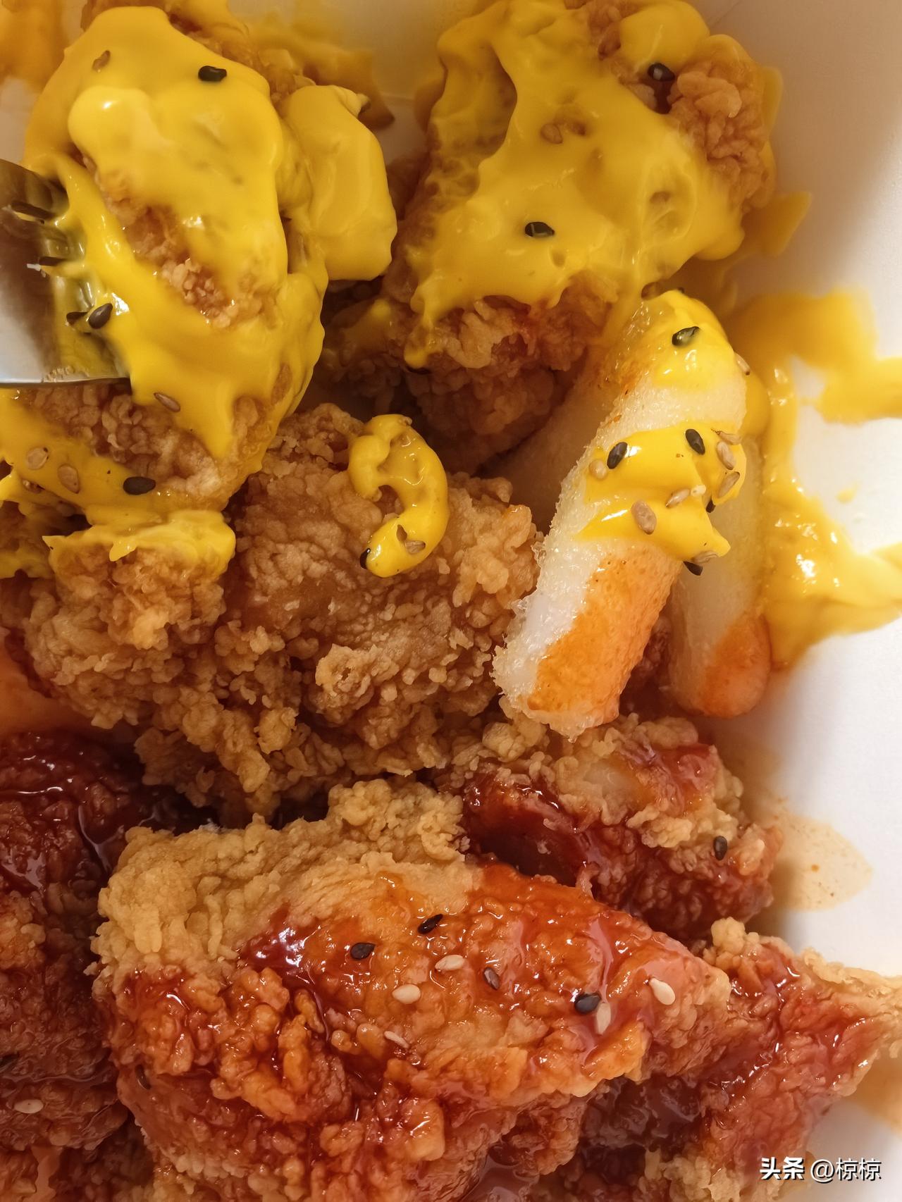 一大份炸鸡年糕只要12元钱。
下午突然有点肚空空，在淘宝闪购上叫了份外卖。
足够