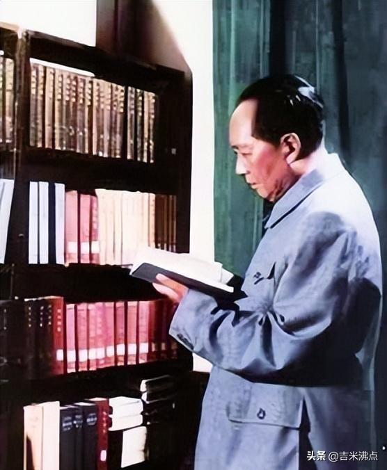 北大图书馆管理员？其实他干的是登记报纸的活儿。
工资八块钱，比拉洋车的多两块，比