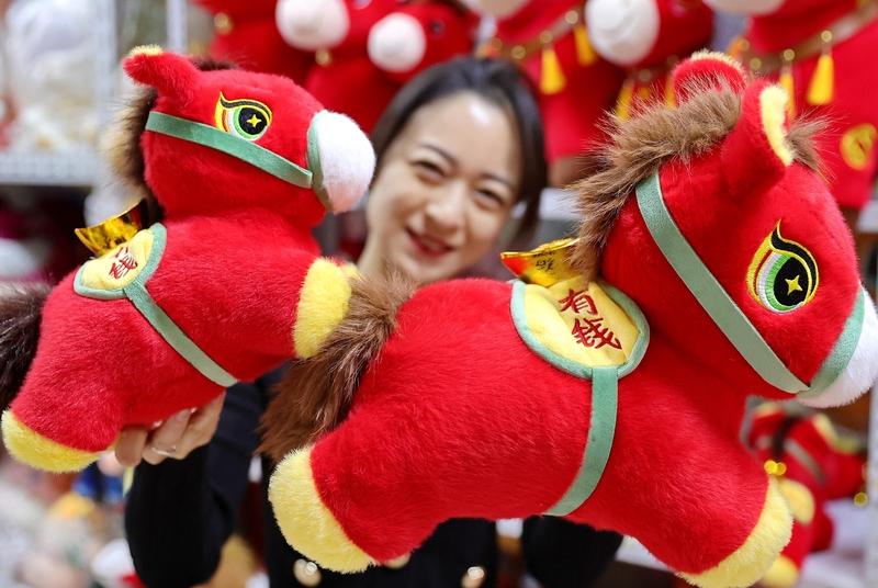 近日，一网友购入产自浙江义乌的马年毛绒玩具，发现一只次品，其嘴部被缝反，“笑笑马