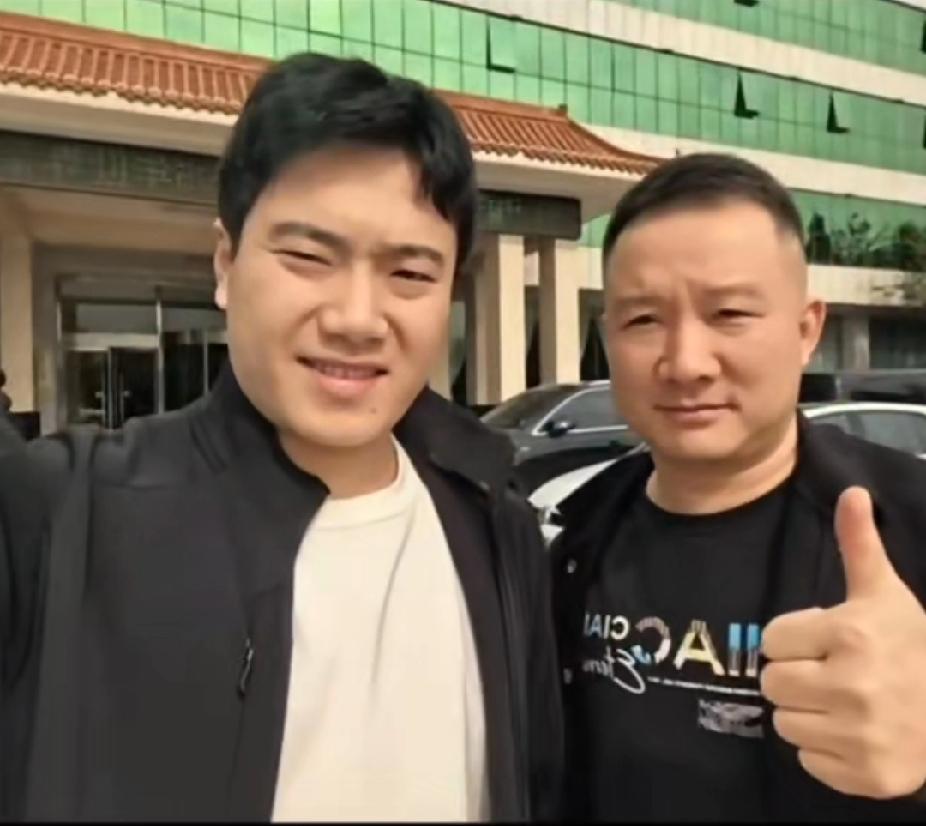 乒乓“大胖”梁靖崑回正定宠粉啦！签名球拍+合影互动超暖心
 
国乒猛将“大胖”梁