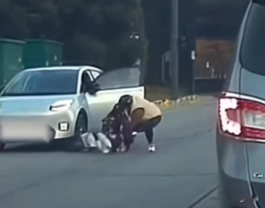 一辆小车停在路边，骑着电动车的女人只好绕开，不巧的是刚到车子身旁，司机突然来个开