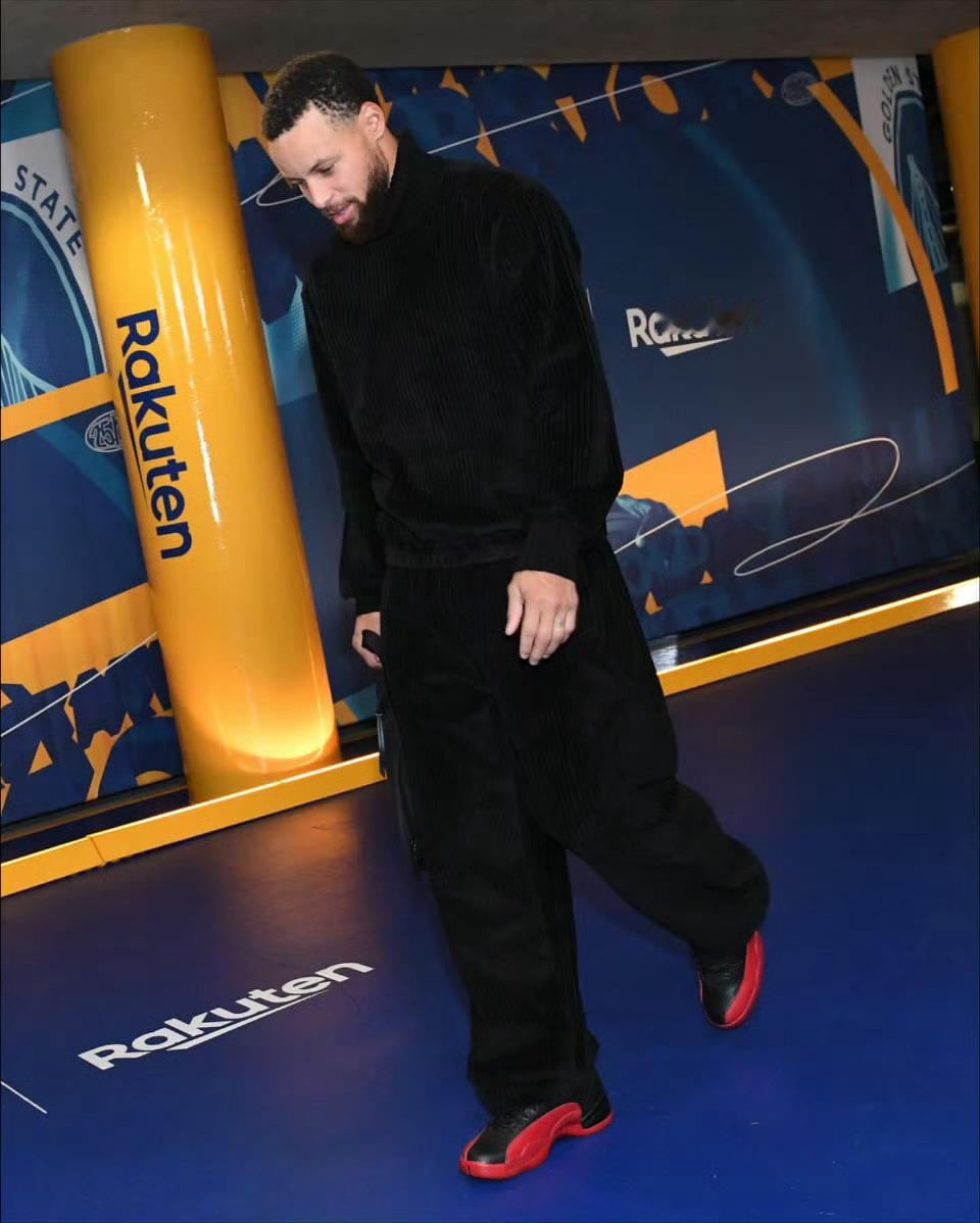 继续致敬传奇赛前入场，库里上脚Air Jordan 12“流感之战”。（图1、图