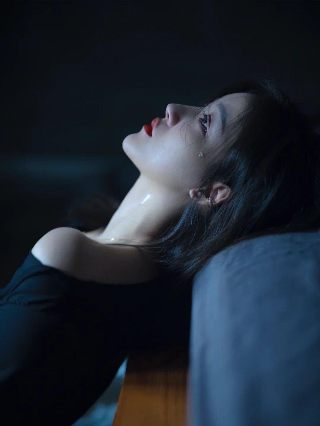 现实而又扎心的一段话：“一个男人说，我不喜欢我前妻，在一起的时候她在厨房里忙进忙