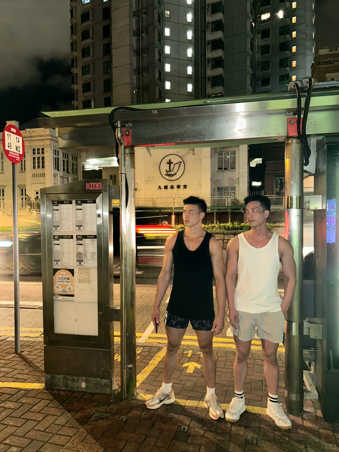 凌晨一點多！竟碰到兩個黑皮！不知道在做什麼