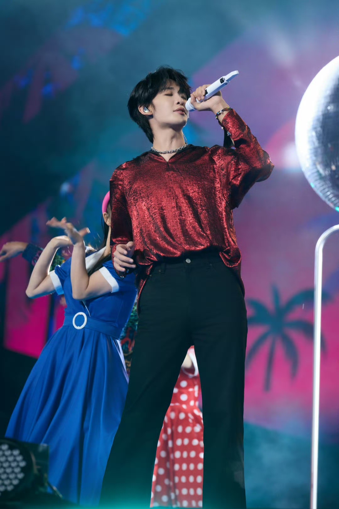 王赫野舞台反差感好强 歌手王赫野实力真是没得说呢，无论是复古韵味的舞台还是轻松甜