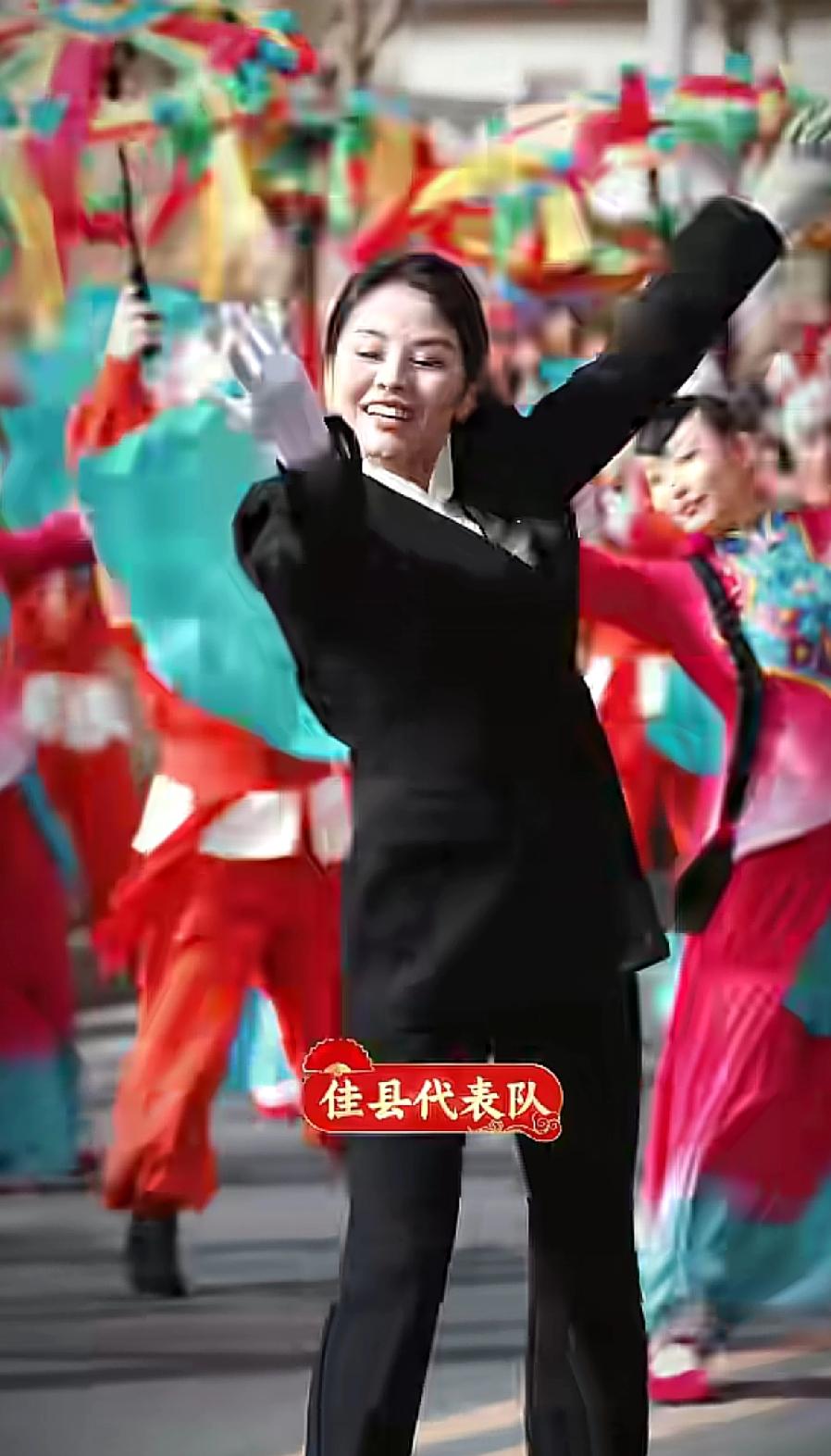 2026年春节陕北榆林秧歌展演太有看头了！领队里俊男靓女齐上阵，那颜值简直绝了，