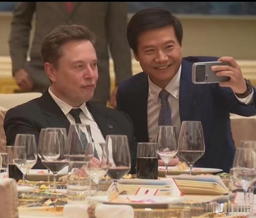 雷军是懂流量，懂抓机会。
雷军主动与马斯克合影并不是迷弟的问题，是他懂得马斯克就