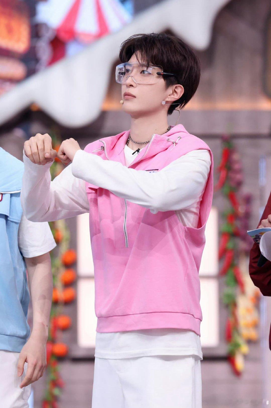 范丞丞海洋馆在逃海狗奔跑吧 扑腾扑腾，范丞丞携浮板上演“海狗出逃记”。萌到心颤的