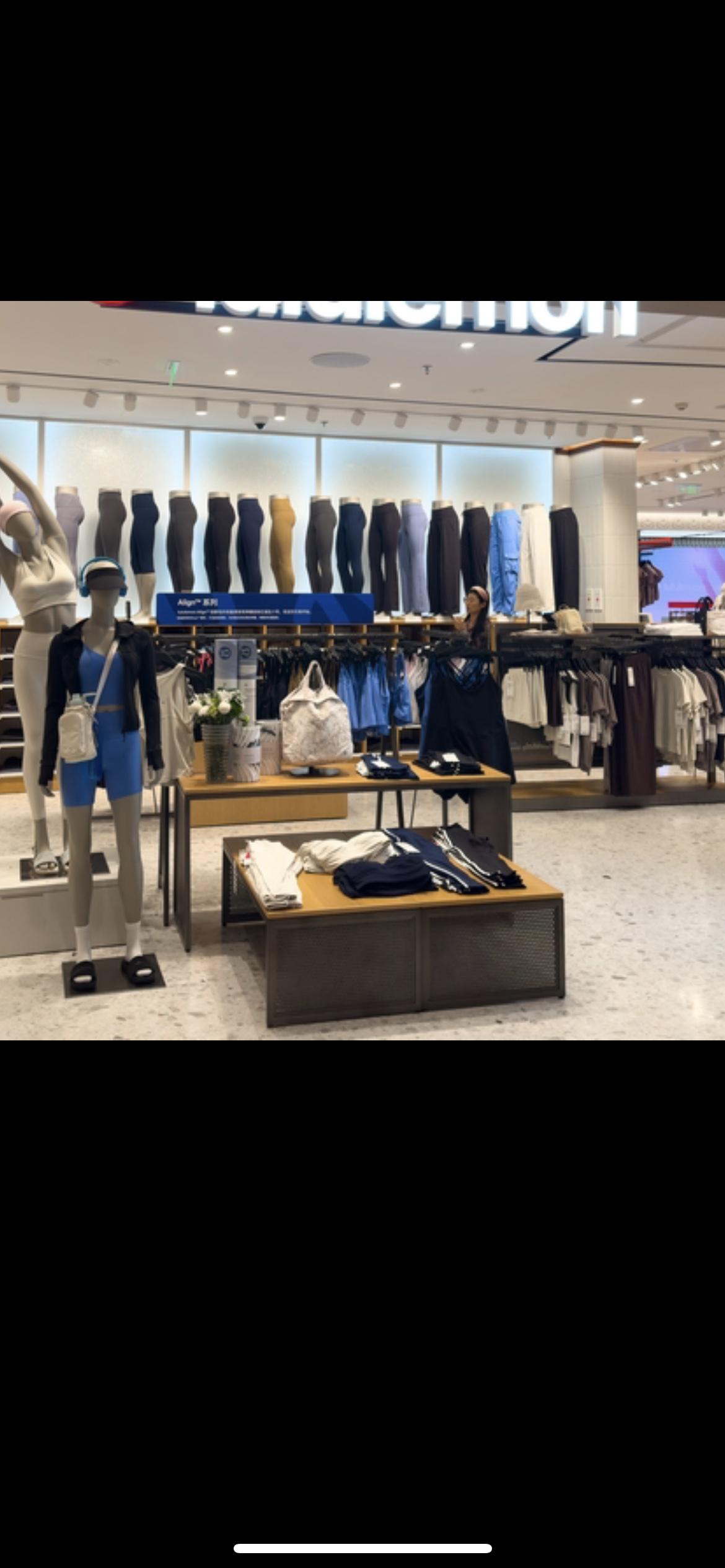 1080元的外套穿一次就起球！2月25日，西安一女子在lululemon门店花费